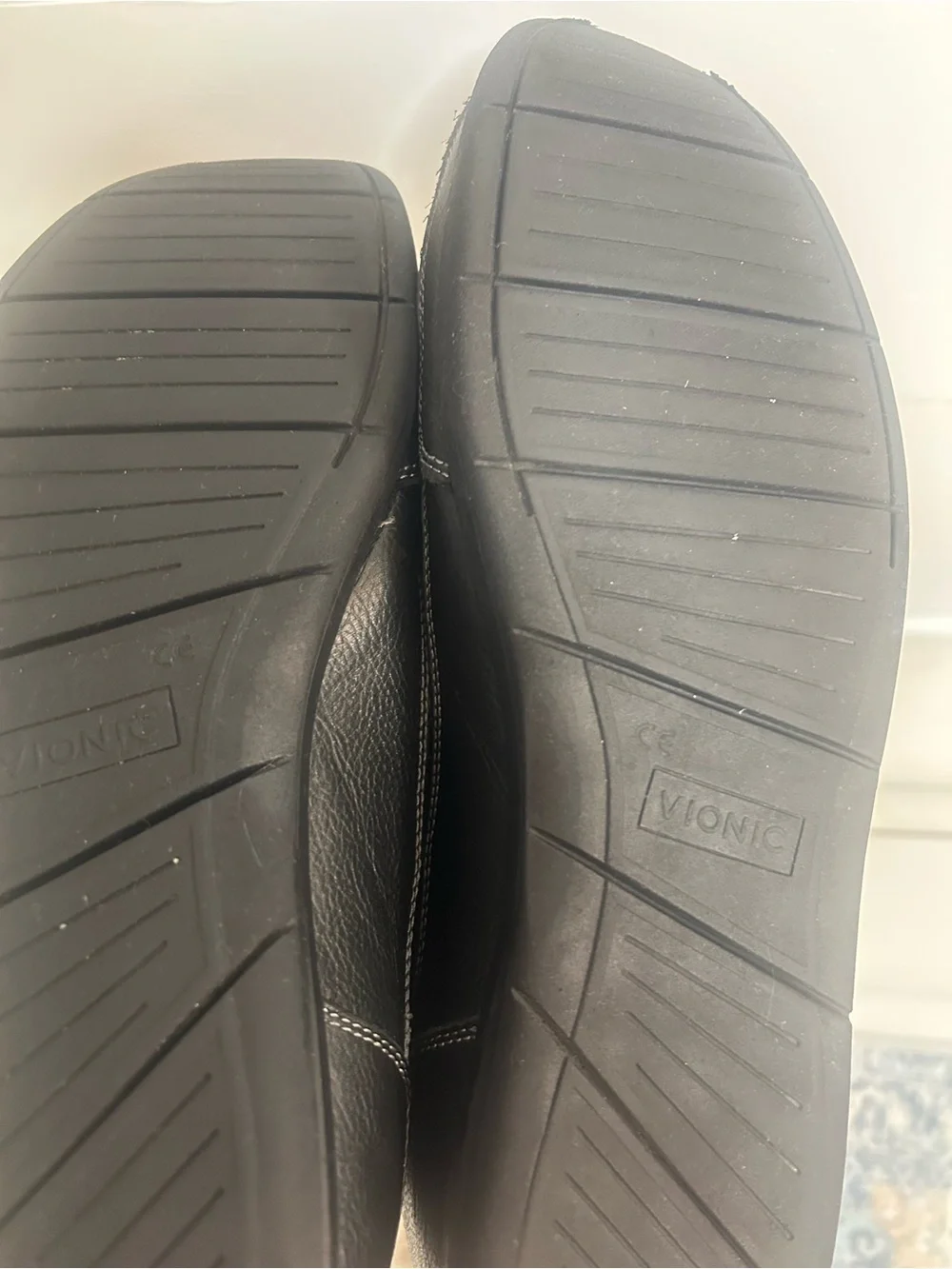 Vionic Preston  men’s leather loafers. Moccasin stitching. Size 13 nice shoes